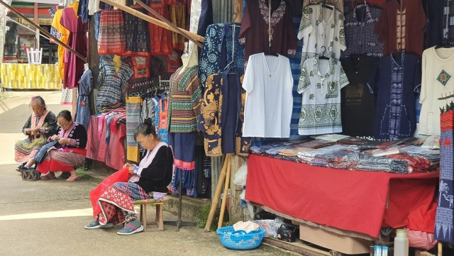 ม้งดอยปุยรำลึกถึงร.9