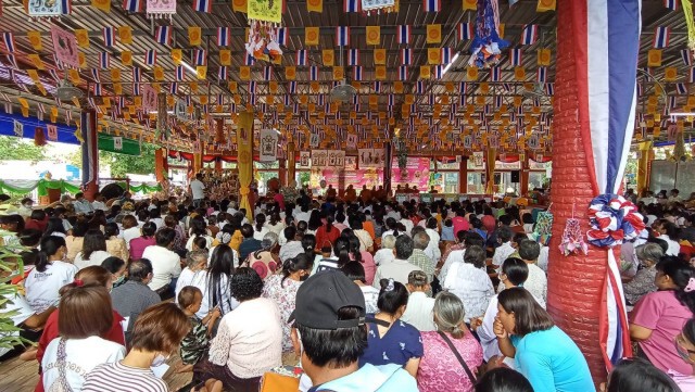 หกล้อรับจ้างกว่า 40 คันรวมตัวบรรทุกทรายทอดกฐิน