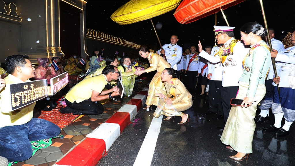 น้ำตาไหล! "ในหลวง" เสด็จฝ่าสายฝนเยี่ยมพสกนิกร "พระราชินี" ทรงให้ ปชช.จับพระหัตถ์