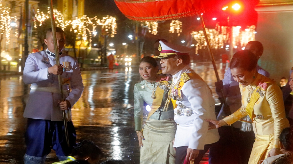 ประชาชนแซ่ซ้องรับเสด็จ ในหลวง-พระราชินี และพระบรมวงศานุวงศ์ ประชาชนแซ่ซ้องรับเสด็จ ในหลวง-พระราชินี และพระบรมวงศานุวงศ์