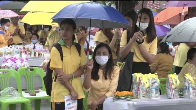 ชาวพัทลุงน้อมรำลึกตักบาตรท่ามกลางสายฝน