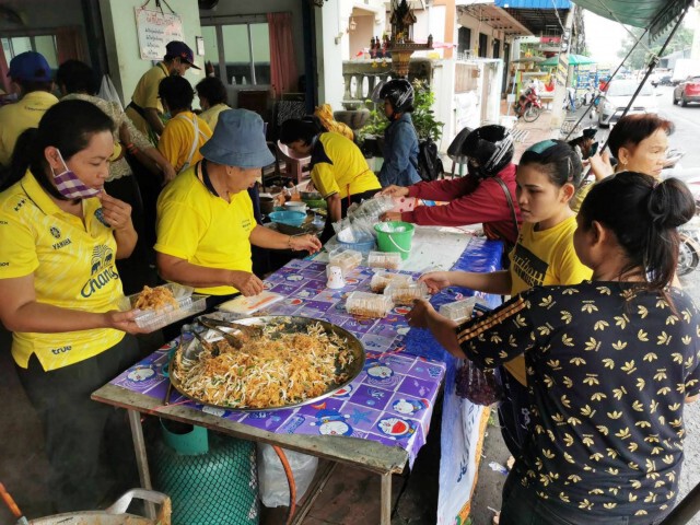 แจกอาหารผู้ยากไร้ ถวายเป็นพระราชกุศลในหลวง ร.9