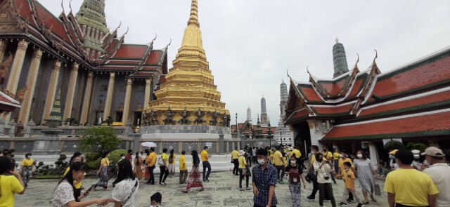 พสกนิกรพร้อมใจใส่เสื้อเหลือง ถวายบังคมพระบรมรูป ร.๙