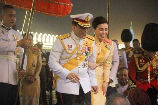 น้ำตาไหล! "ในหลวง" เสด็จฝ่าสายฝนเยี่ยมพสกนิกร "พระราชินี" ทรงให้ ปชช.จับพระหัตถ์