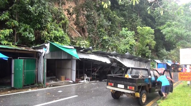 ฝนถล่มสตูล ต้นไม้สไลด์ โคลนหล่นทับ ร้านค้าชายแดน เสียหาย