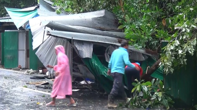ฝนถล่มสตูล ต้นไม้สไลด์ โคลนหล่นทับ ร้านค้าชายแดน เสียหาย