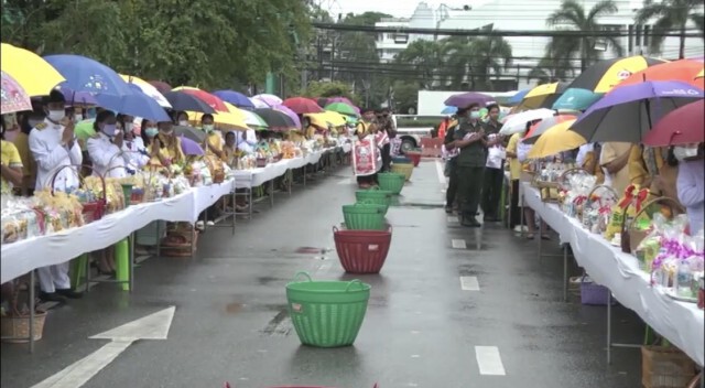 ชาวพัทลุงน้อมรำลึกตักบาตรท่ามกลางสายฝน