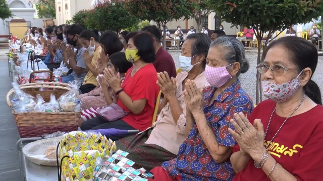 ปชช.ทำบุญตักบาตรถวายเป็นพระราชกุศลฯ