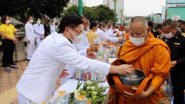 ชาวขอนแก่นตักบาตร ถวายเป็นพระราชกุศล
