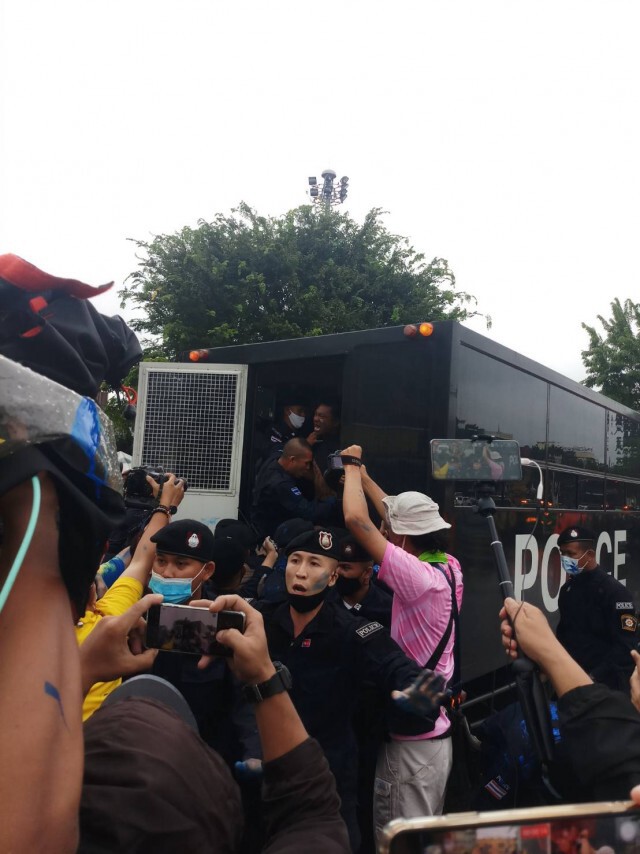 ตำรวจเข้าปะทะกลุ่ม"ไผ่ ดาวดิน"รื้อเต้นท์ รวบตัวแกนนำ
