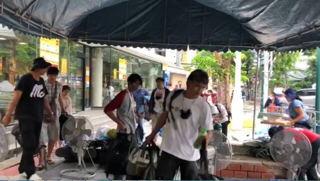 มาแล้วกลุ่มผู้ชุมนุมชุดแรก  ยึดพื้นที่ตั้งเต็นท์