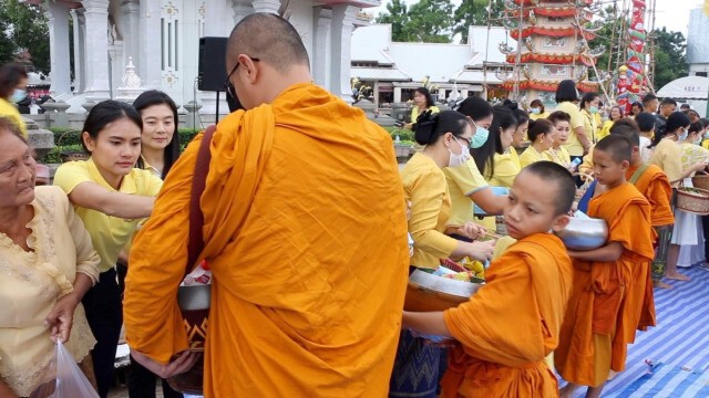 ชาวขอนแก่นตักบาตร ถวายเป็นพระราชกุศล