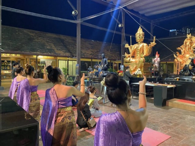 นักธุรกิจชื่อดัง  จ้างนางรำแก้บนต่อหน้าพระพิฆเนศน์