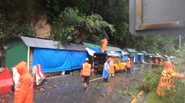 ฝนถล่มสตูล ต้นไม้สไลด์ โคลนหล่นทับ ร้านค้าชายแดน เสียหาย