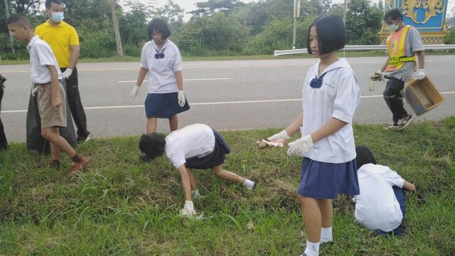 เดินเก็บขยะเส้นทางเสด็จฯ น้อมรำลึก ร.9