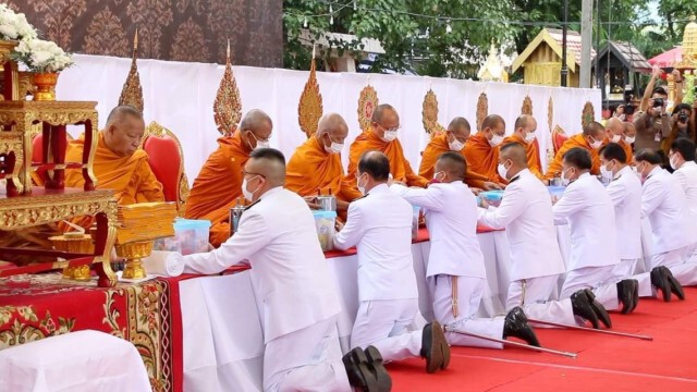 ชาวขอนแก่นตักบาตร ถวายเป็นพระราชกุศล