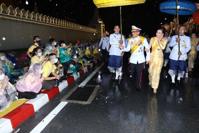 น้ำตาไหล! "ในหลวง" เสด็จฝ่าสายฝนเยี่ยมพสกนิกร "พระราชินี" ทรงให้ ปชช.จับพระหัตถ์