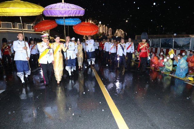 น้ำตาไหล! "ในหลวง" เสด็จฝ่าสายฝนเยี่ยมพสกนิกร "พระราชินี" ทรงให้ ปชช.จับพระหัตถ์