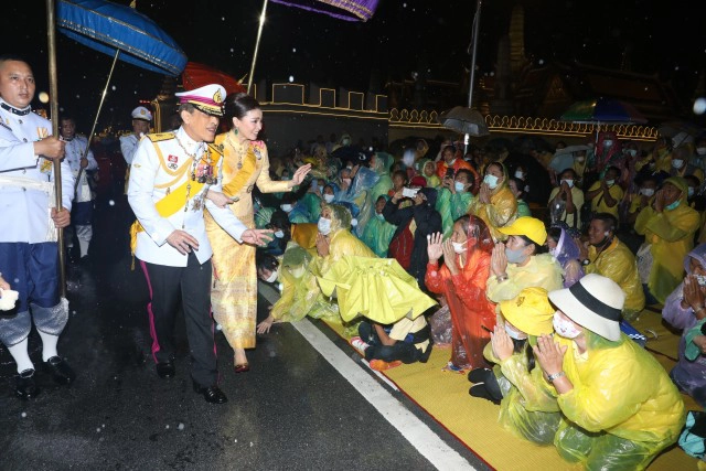 น้ำตาไหล! "ในหลวง" เสด็จฝ่าสายฝนเยี่ยมพสกนิกร "พระราชินี" ทรงให้ ปชช.จับพระหัตถ์