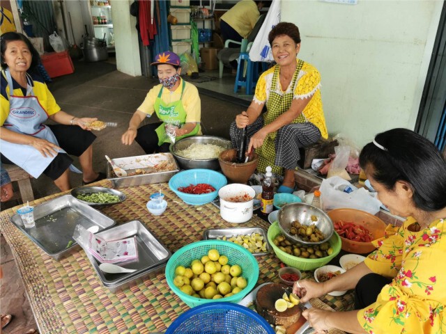 แจกอาหารผู้ยากไร้ ถวายเป็นพระราชกุศลในหลวง ร.9