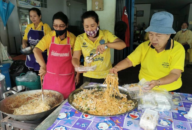 แจกอาหารผู้ยากไร้ ถวายเป็นพระราชกุศลในหลวง ร.9