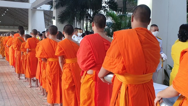 ตักบาตรพระสงฆ์89 รูปน้อมรำลึกในหลวง ร.9