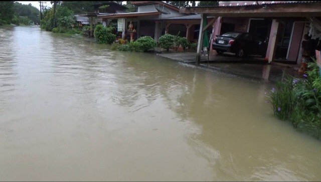 นาทีลมกรรโชกแรง ฝนหนักทำตรังท่วมแล้ว 5 อำเภอ