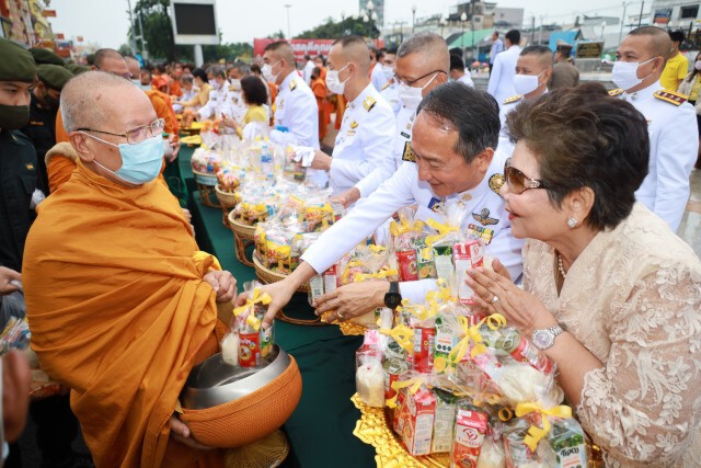 ชาวโคราชกว่า 1,000 คน ตักบาตรอุทิศถวาย ร.9