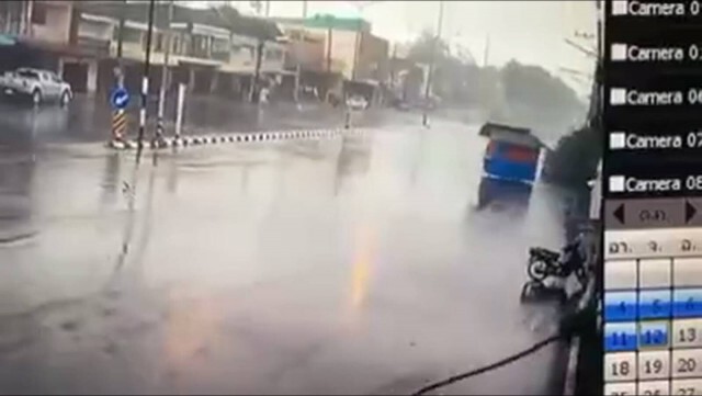 นาทีลมกรรโชกแรง ฝนหนักทำตรังท่วมแล้ว 5 อำเภอ