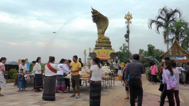 ถูกรางวัลที่1แก้บนแจกเงินครึ่งแสนถวายเป็นพระราชกุศล