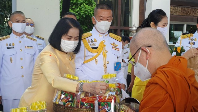 ตักบาตรพระสงฆ์89 รูปน้อมรำลึกในหลวง ร.9