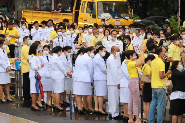 ชาวโคราชกว่า 1,000 คน ตักบาตรอุทิศถวาย ร.9