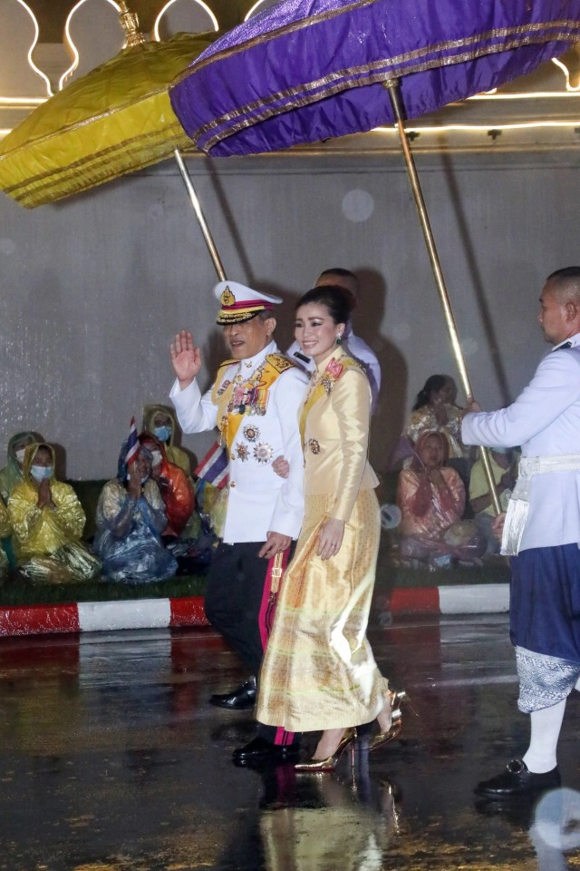 น้ำตาไหล! "ในหลวง" เสด็จฝ่าสายฝนเยี่ยมพสกนิกร "พระราชินี" ทรงให้ ปชช.จับพระหัตถ์