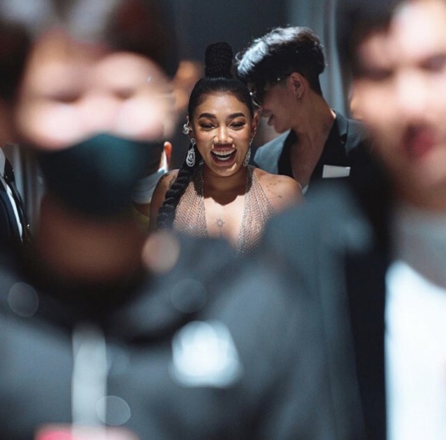 " ดา เอ็นโดรฟิน " ชุดแซ่บซีทรูเว้าสูงทะลุ แย่งซีนทุกสายตา ซี้ดปากเผ็ดไฟลุก
