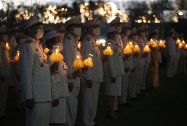 นายกฯนำจุดเทียนน้อมรำลึกพระมหากรุณาธิคุณในหลวงร.9