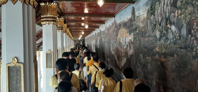พสกนิกรพร้อมใจใส่เสื้อเหลือง ถวายบังคมพระบรมรูป ร.๙