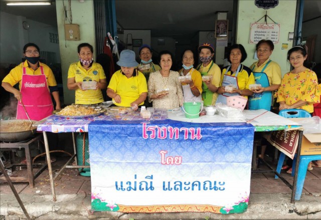 แจกอาหารผู้ยากไร้ ถวายเป็นพระราชกุศลในหลวง ร.9