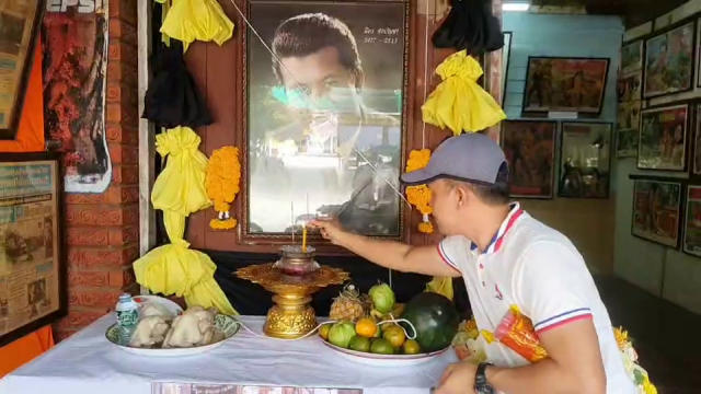 ชาวบ้านแห่ขอโชค"มิตร ชัยบัญชา"อดีตพระเอกในตำนาน