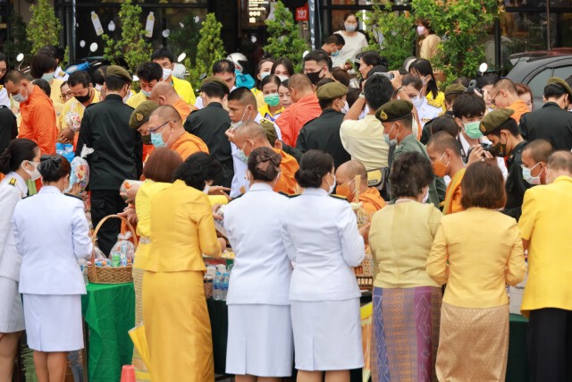 ชาวโคราชกว่า 1,000 คน ตักบาตรอุทิศถวาย ร.9