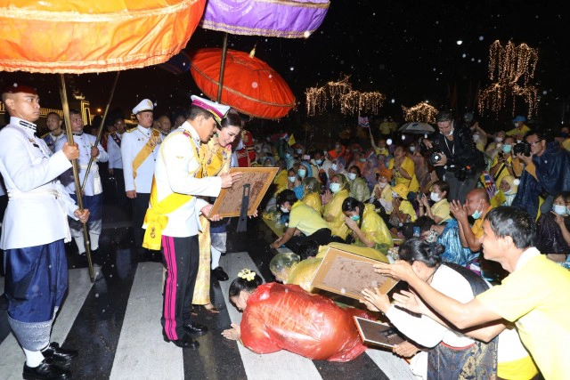 น้ำตาไหล! "ในหลวง" เสด็จฝ่าสายฝนเยี่ยมพสกนิกร "พระราชินี" ทรงให้ ปชช.จับพระหัตถ์