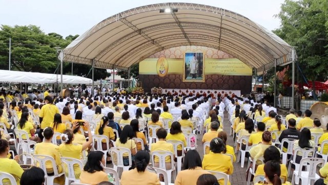ชาวขอนแก่นตักบาตร ถวายเป็นพระราชกุศล