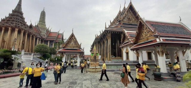 พสกนิกรพร้อมใจใส่เสื้อเหลือง ถวายบังคมพระบรมรูป ร.๙