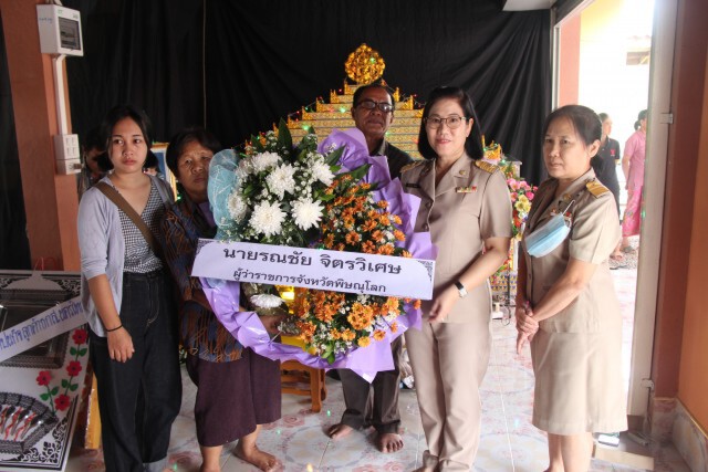 ประกันสังคมพิษณุโลก-มอบเงินญาติเหยื่อบัสชนรถไฟ