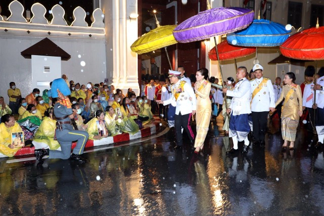 น้ำตาไหล! "ในหลวง" เสด็จฝ่าสายฝนเยี่ยมพสกนิกร "พระราชินี" ทรงให้ ปชช.จับพระหัตถ์