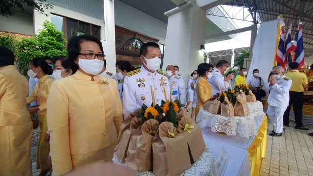 ตักบาตรพระสงฆ์89 รูปน้อมรำลึกในหลวง ร.9