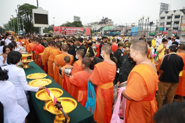 ชาวโคราชกว่า 1,000 คน ตักบาตรอุทิศถวาย ร.9