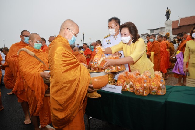 ชาวโคราชกว่า 1,000 คน ตักบาตรอุทิศถวาย ร.9