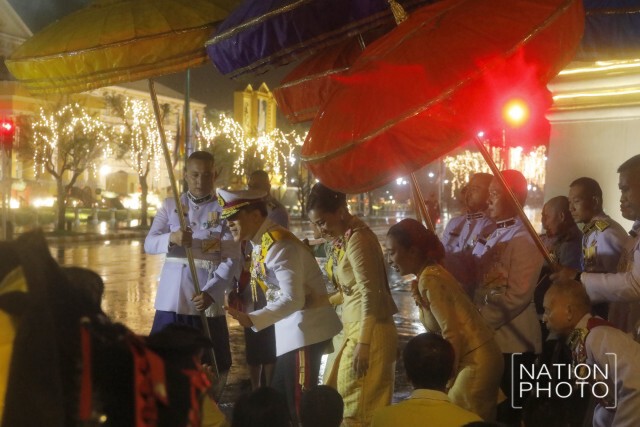 ประชาชนแซ่ซ้องรับเสด็จ ในหลวง-พระราชินี และพระบรมวงศานุวงศ์