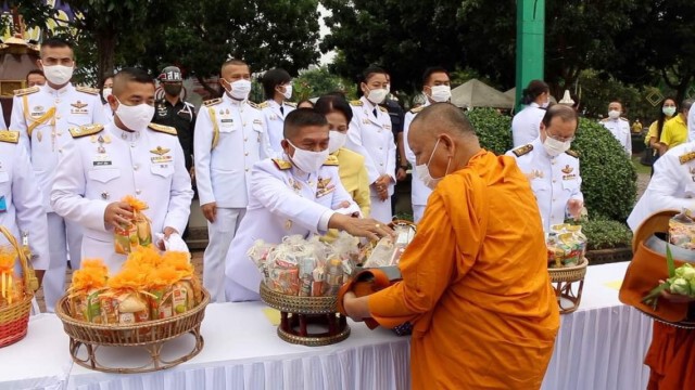 ชาวขอนแก่นตักบาตร ถวายเป็นพระราชกุศล
