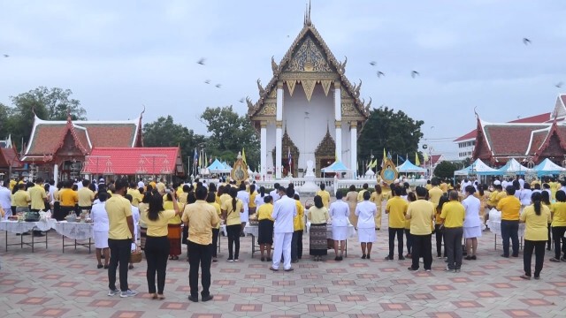 สวมเสื้อเหลือง-ทำบุญตักบาตรวันคล้ายสวรรคต